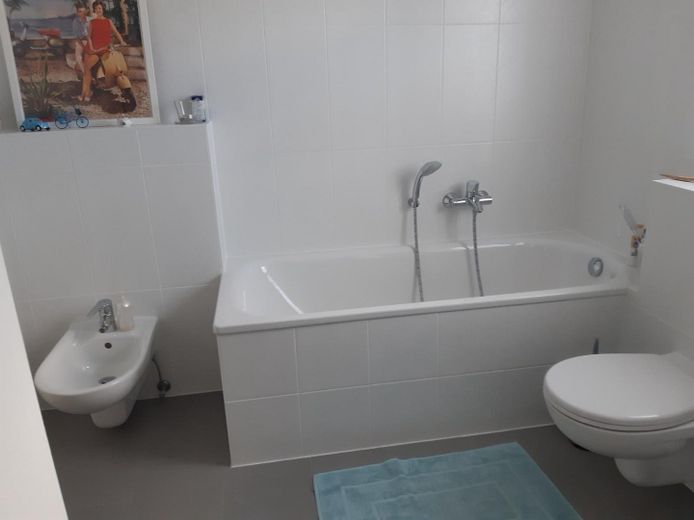 Family-friendly modern semi-detached house in a quiet development on the Havel – Bad mit Wanne und Bidet