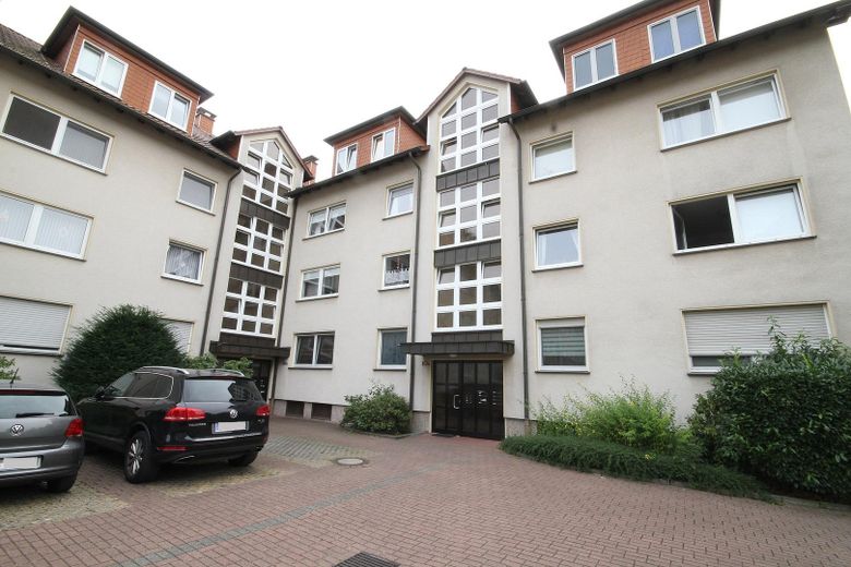2,5 odalı Altenbochum, balkon, sakin, yeşil, merkezi, banyo: küvet + duş, gerçek ahşap parke – Vorderfront