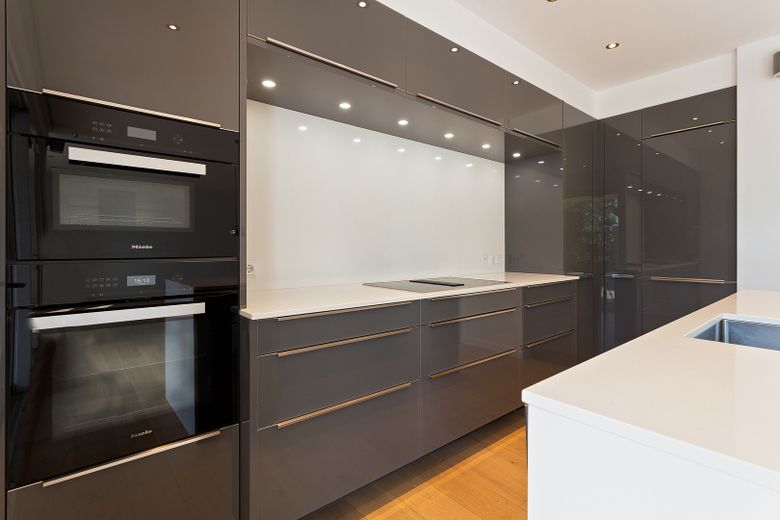 Exklusives Einfamilienhaus mit hochwertiger Ausstattung, 2 PKW Stellplätzen und kleinem Garten – Küche
