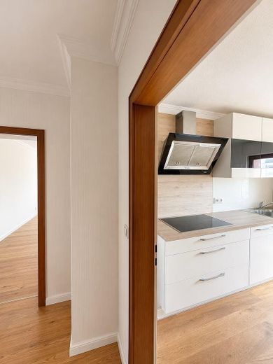 von Privat Eigentumswohnung  Großzügige 4-Zimmer-Wohnung in Olewig mit Balkon, Garage und Stellplatz – Flur zur Wohnzimmer und Küche