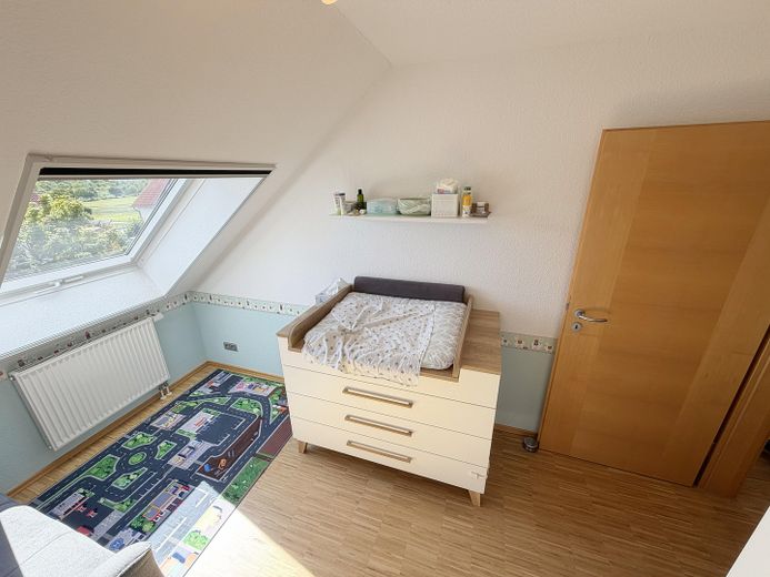 Maisonette mit Weitblick – 2 Balkone, Studio & Tiefgarage am ruhigen Ortsrand (provisionsfrei) – Kinderzimmer