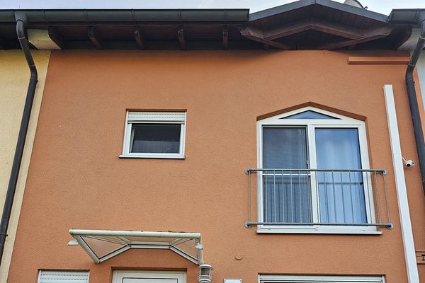 Exklusives Reihenmittelhaus mit Pool und Klimaanlage