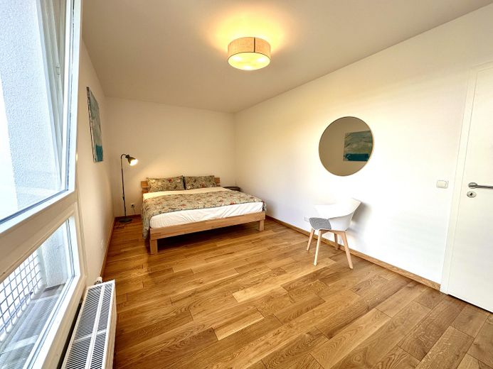 Zentrale & kernsanierte 3-Zimmer-Wohnung mit Loggia und Blick ins Grüne (befristet) – Schlafzimmer 1