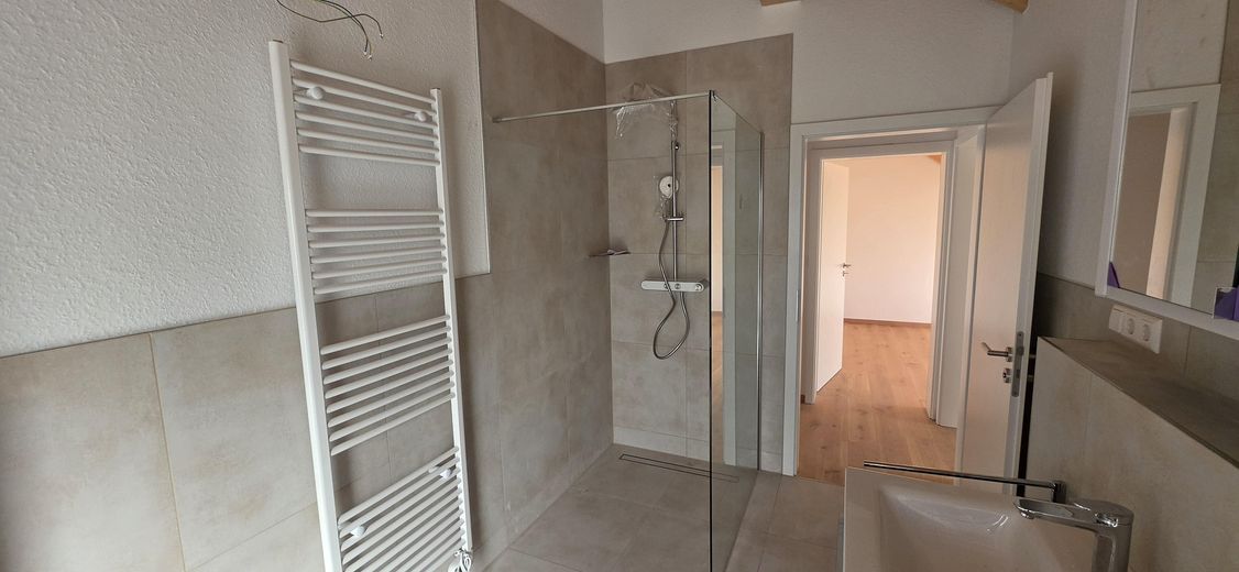 Bright 3-room top-floor new-build apartment with a great view – Dusche
