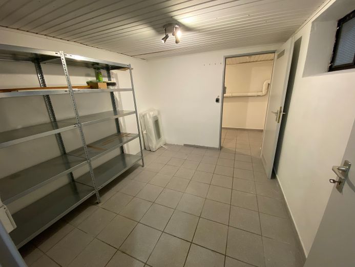 Atrium Bungalow alles auf einer Ebene in Schenefeld Dorf direkt am Klövensteen Forst – Vorratskeller mit Regal