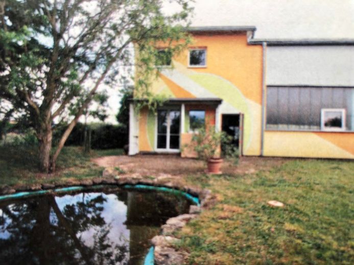 Büro(Wohnung), Werkstatt, Atelier, Ausstellungs/-Produktionshalle mit großem Grundstück – Garten/Teich und Nebeneingang 