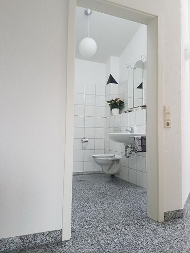 Cosy 2-room penthouse apartment with balcony and fitted kitchen in Wehr – Sicht von Wohnzimmer ins Bad