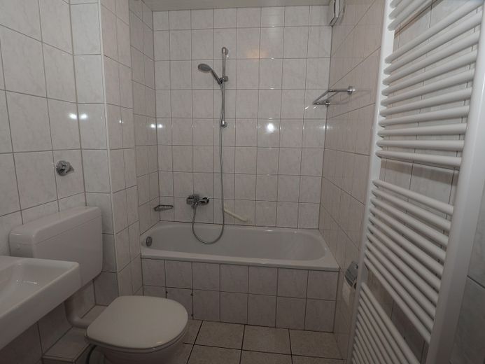 3,5-Raum Etagenwohnung für Sie! *von PRIVAT* – Badezimmer