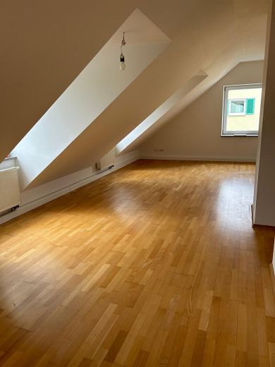 Odnowione 3-pokojowe mieszkanie na poddaszu (odpowiednie dla wspólnego mieszkania) – Wohnzimmer