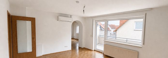 Großzügige 4-Zimmer-Wohnung mit Balkon, EBK & Klimaanlage – Wohnzimmer mit Klimaanlage