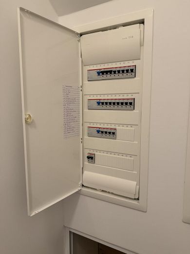 Klimatisierter hochwertiger Neubau mit Balkon und hohen Decken – Erstbezug – 19 Elektro