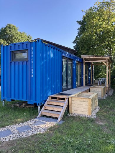 Kiralık arsa üzerinde kullanıma hazır, yüksek kaliteli konteyner Tiny House (ana ikametgâh olarak kullanılabilir) – Zugang und Schmalseite