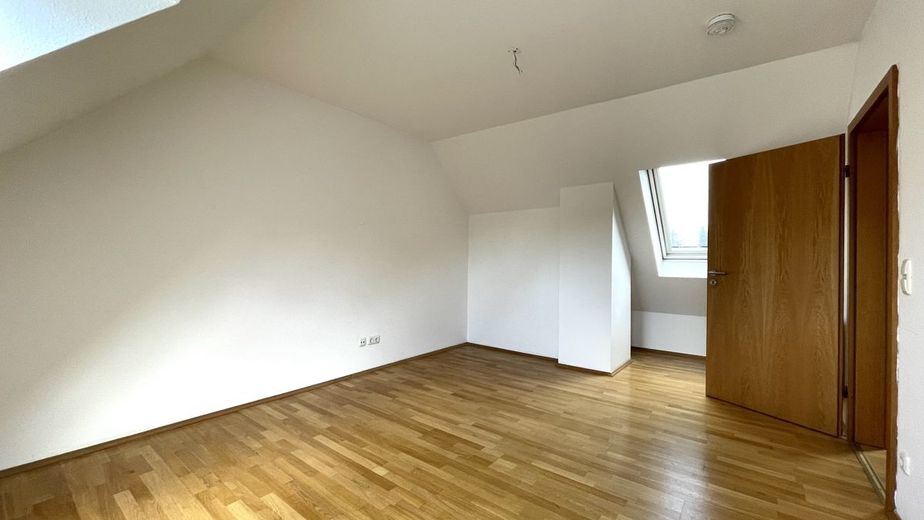 Charmante 2-Zi.-Maisonette-Wohnung mit Balkon und Stellplatz in bester Lage von Wiesbaden-Bierstadt – Schlafzimmer