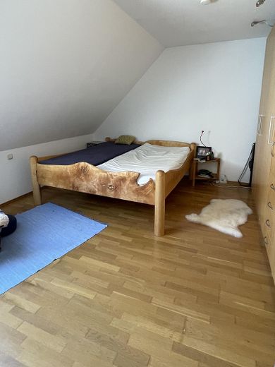 Gemütliche 3 Zimmer-Maisonettenwohnung in Eresing (Nähe Geltendorf, BRB und S-Bahn München) – Schlafzimmer mit Bett
