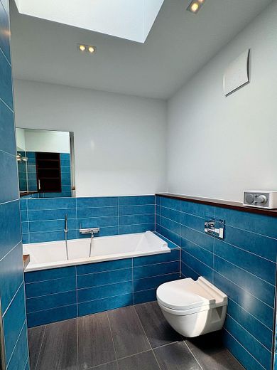 Penthouse exclusif dans le quartier belge – Un logement meublé avec style, calme et lumière – Hauptbad