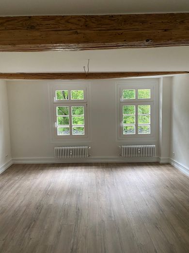 Modernisierte 4 Zimmer/Kü/Bad/Gäste WC in zentraler Kurparklage – Wohnzimmer