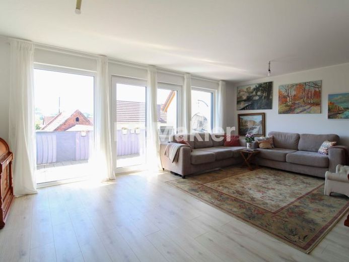 Appartamento al piano in ottime condizioni con balcone, 2 posti auto coperti e pompa di calore – comfort abitativo a Goldbach – Foto 1