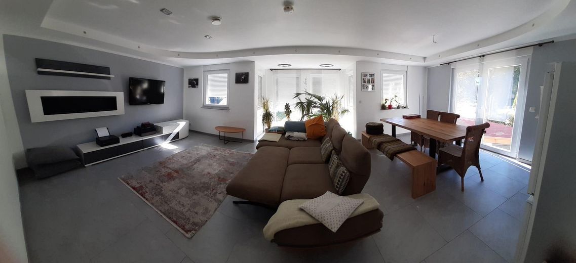 Modernes, zukunftsicheres Effizienzhaus - Wohnen, Arbeiten oder Vermieten - unverbaubare Aussicht – Wohnen / Essen