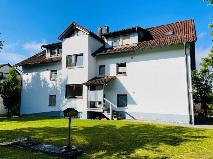 Wohnen in Überlingen: Großzügige 3-Zimmer-Oase mit Balkon, Aussicht & 2 Stellplätzen – Gartenansicht 