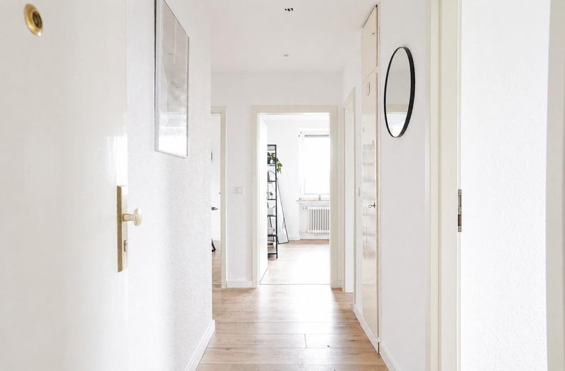 Erstbezug nach Sanierung - 2-Zimmer + neue Küche + Balkon + Garage – Blick von Wohnungstür
