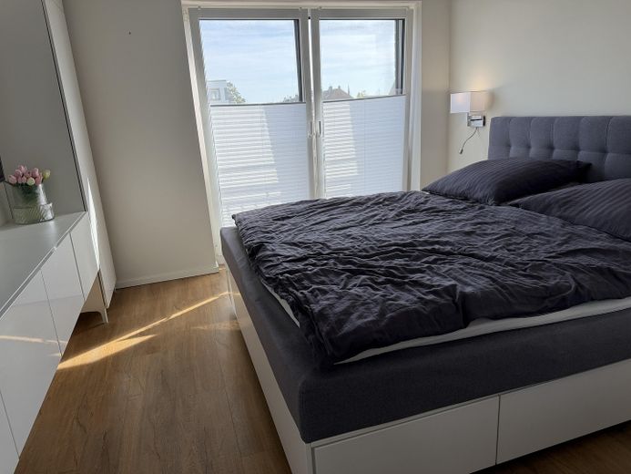 Apartamento de 3 habitaciones como nuevo (año de construcción 2021) con balcón de 15 m², aire acondicionado y plaza de garaje subterráneo – Schlafzimmer