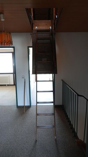 Privat: Familienfreundliches Reihenhaus mit Garten & Garage in bester Lage, Böblingen-Tannenberg – Aufgang zum Dach