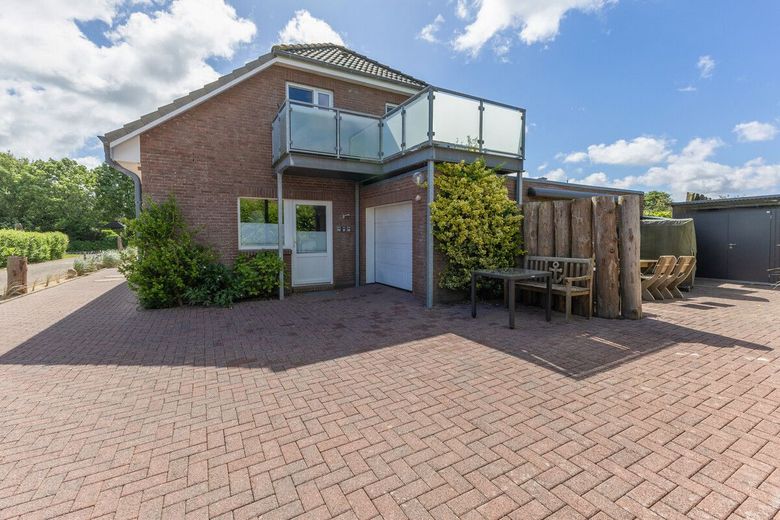 Herzensheim für große Träume - XXL-Haus mit Traumgarten &amp; Wintergarten – Hausrückseite