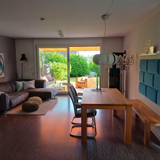 Gepflegtes Reihenendhaus mit schönem Garten, überdachter Terrasse, Kamin und Carport – Wohn-Essbereich mit Kamin EG 