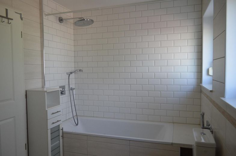 Stilvoll renoviertes Landhaus mit großzügigen Räumen – Bad - Wanne und Dusche