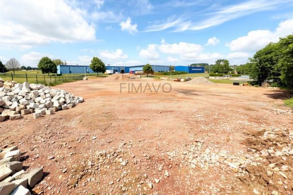 Terreno commerciale attrattivo con edificio e aree esterne a Hartha