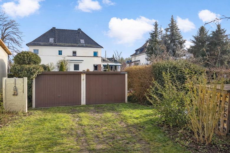 Seltene Gelegenheit in Dölau - Eigentumswohnung im Zweifamilienhaus mit eigenem Garten, Pool und Garagen – Garagen