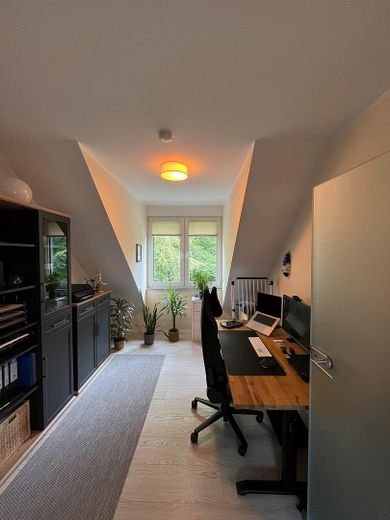 Piso accesible de 3 habitaciones en ubicación céntrica con balcón y vistas a zonas verdes – Schlafzimmer 2/ Arbeitszimmer 