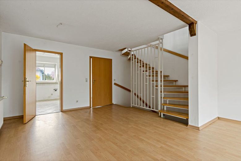 Charmantes Reihenmittelhaus mit viel Platz, Keller und Garten in gefragter Lage von Zwintschöna – Wohnzimmer