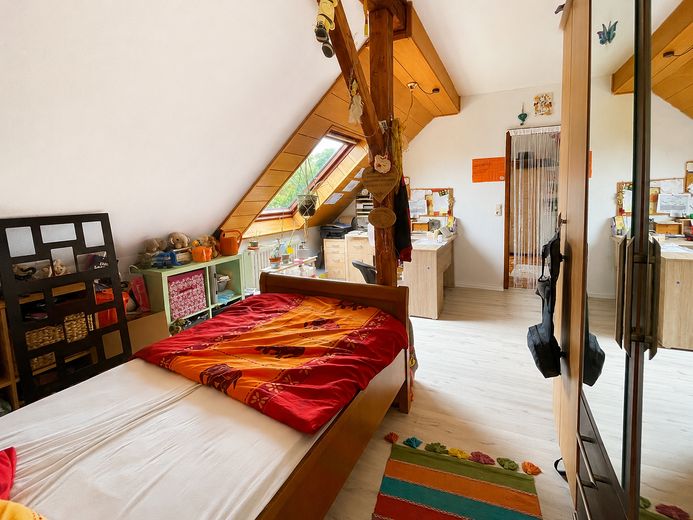 flexibel nutzbare 3-Zimmer-Wohnung im DG mit Abstellraum – Schlafzimmer Blick zur Tür