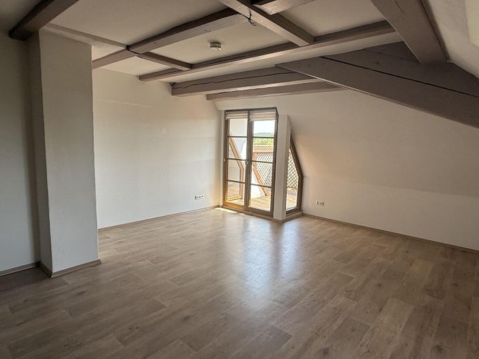 Herrschaftlich wohnen in nachhaltig sanierter DG-Wohnung mit Nebenkosten Fix-Pauschale! – Wohnzimmer