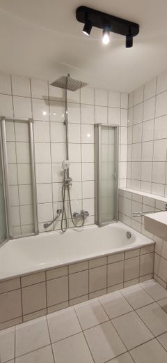 Modernisierte 2-Zimmer Wohnung im 2. OG mit EBK, Balkon, KFZ-Stellplatz und Kellerabteil – und Regendusche