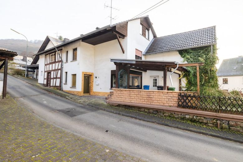 Fachwerkhaus mit Anbau und großer Scheune. Sanierung mit Substanz in Roßbach-Wied! – Blick Eingang Wohnhaus