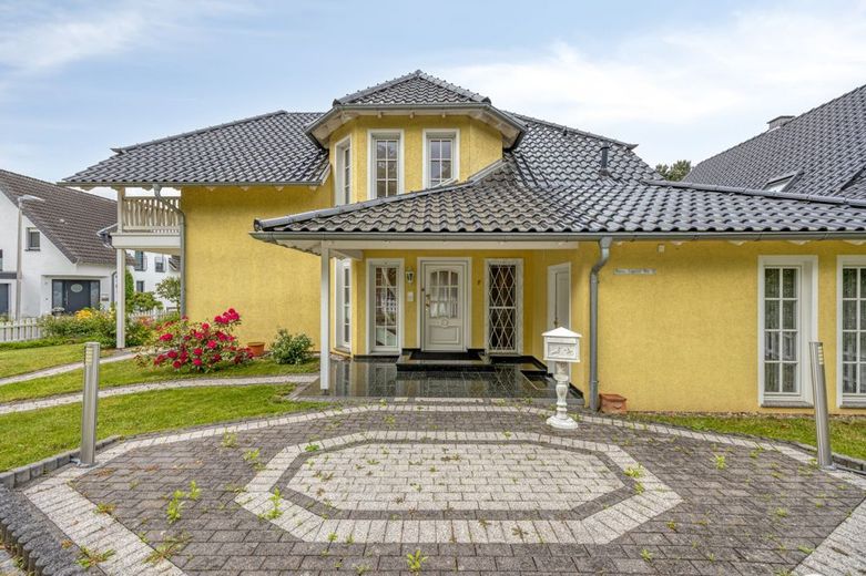 ***Ich bin einfach etwas Besonderes......Anspruchsvolles Wohnen in bester Lage*** – Straßenansicht