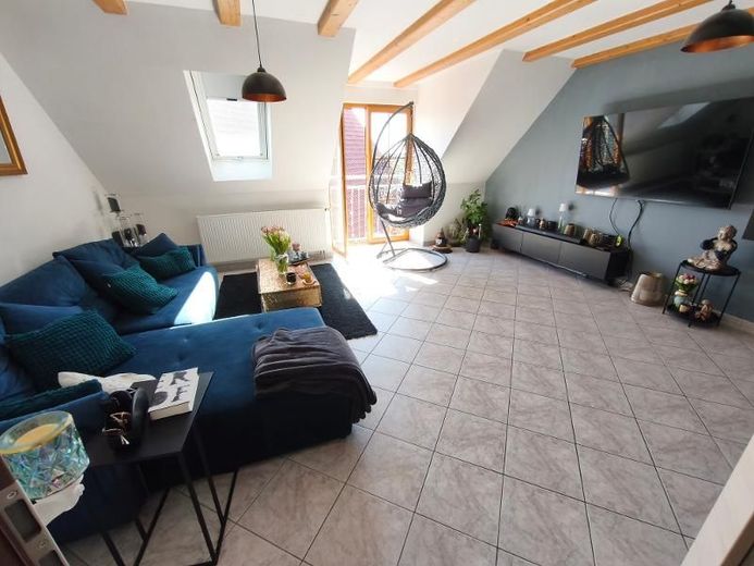 4 Zi. Wohnung in DG / Galerie mit Garten (auf Wunsch), Balkon und Garage in Höchstadt OT – Wohnzimmer Bild 1