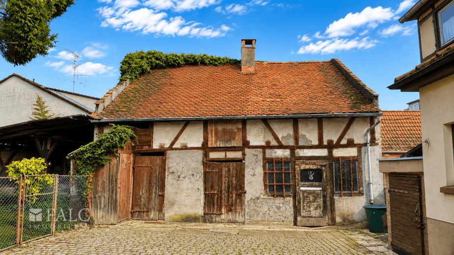Spełniaj marzenia mieszkaniowe: przestronna działka (846 m²) o historycznym charakterze – Außenansicht
