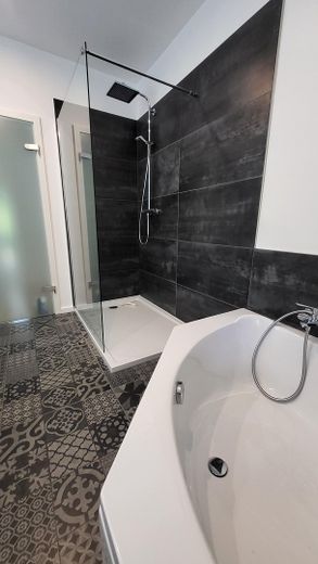 Begehbare XL-Dusche, Eckwanne