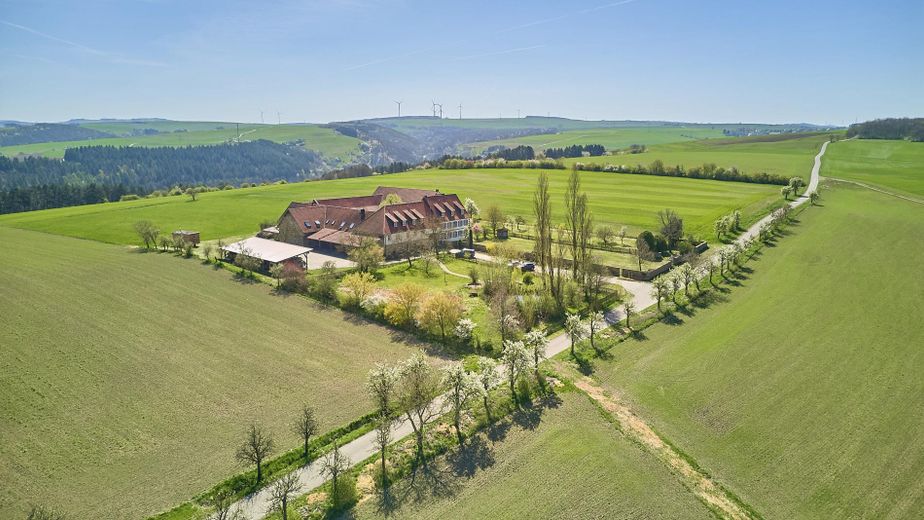 exklusiver Traum im Grünen. 4 Seit-Hof mit Seminarhaus – Ansicht von oben 