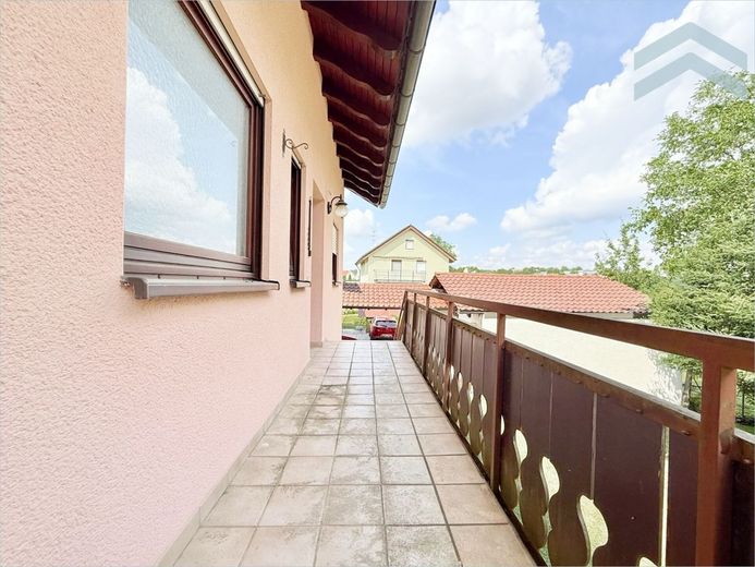 Ausbaufähiges Eigenheim mit großem Gartengrundstück &amp; Garage – Eingang / Balkon