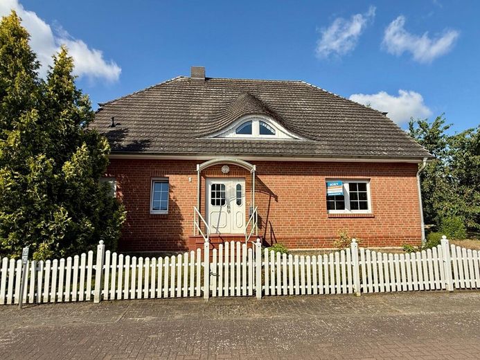HORN IMMOBILIEN++ 2 km bis Neubrandenburg, großes Einfamilienhaus mit vielen Extras - Einliegerwohnung möglich – Frontansicht