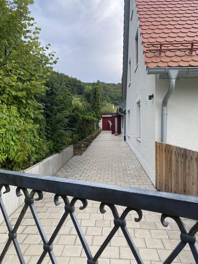 Erstbezug nach hochwertiger Sanierung – schönes Mittelhaus mit Terrasse & Talblick & Carport – Zugang zu Haus 2