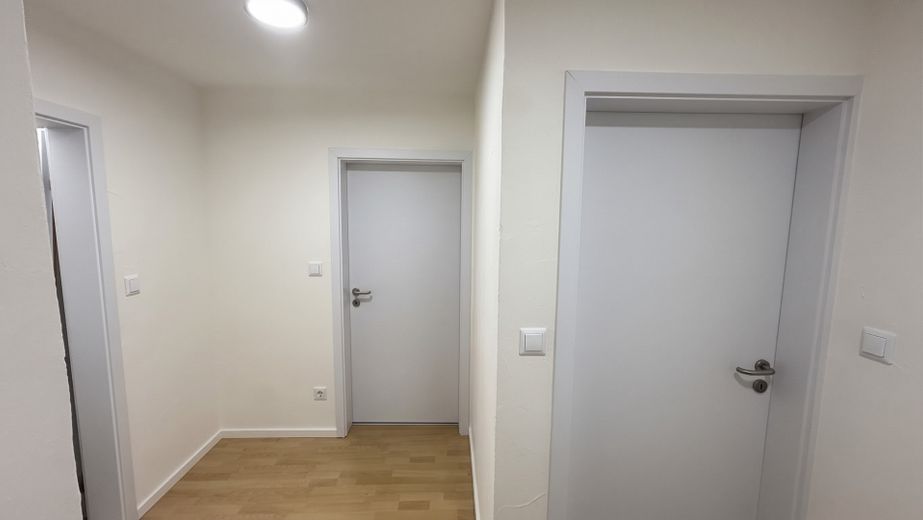 Świeżo wyremontowane & ciepło sieciowe: 2-pokojowe mieszkanie na poddaszu z balkonem południowym i widokiem na pola w Brühl-Rohrhof – Flur