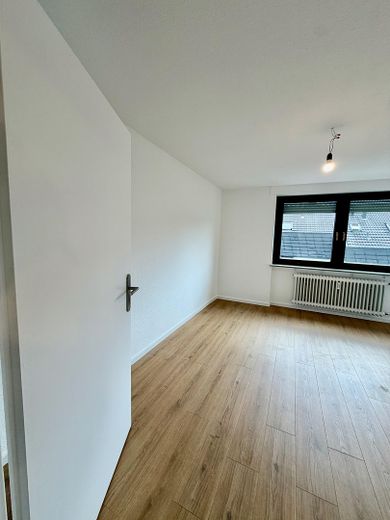 Vollständig frisch renovierte 4-Zimmer-Wohnung mit Balkon und neuer Einbauküche – Schlafzimmer ca. 14,5 m²