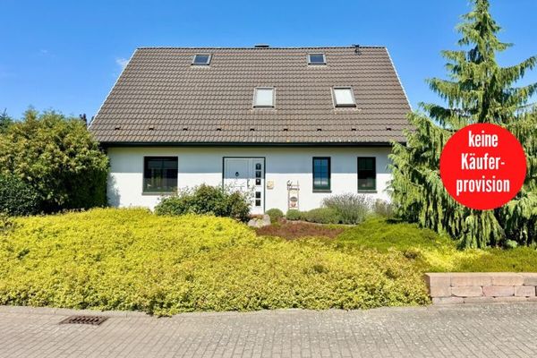 HORN IMMOBILIEN ++ 7 km to Neubrandenburg, very beautiful detached house + many extras in Podewall,