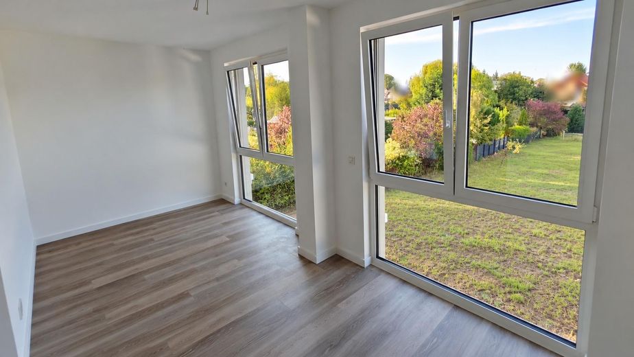 2026’da ilk kez oturuma hazır: Magdeburg’un güneyinde ikiz evin yarısı – bahçe, şömine, ısı pompası, 150 m², A+ – Schlafzimmer