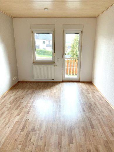 *** Schöne 4,5 Zimmer Wohnung mit zwei modernen Bädern, EBK, Balkon, Terrasse und Garten *** – Zimmer mit Balkonzugang